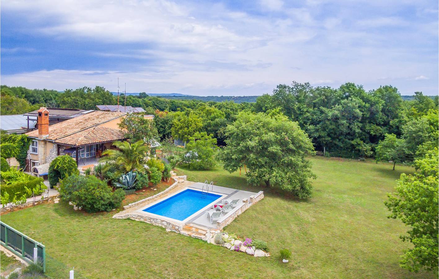 Geräumiges Apartment mit 2 Schlafzimmern, Pool, WLAN und Terrasse in der Nähe des Flughafens Pula in Valtura, Südküste Istrien