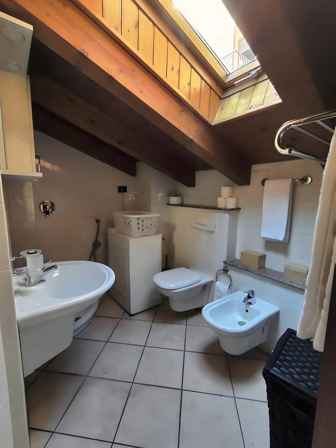 Apartamento entero, Apartamento 'La Mansarda Sul Lago' con vistas al lago, Wi-Fi y aire acondicionado in Lovere, Lago Iseo