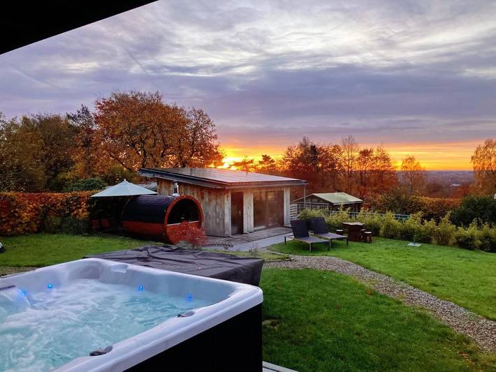 Ferienwohnung für 4 Personen, mit Balkon und Whirlpool sowie Terrasse und Garten