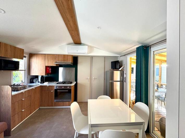 Camping pour 6 personnes, avec bassin pour enfant et jacuzzi ainsi que piscine et jardin, adapté aux familles dans Claouey - 4