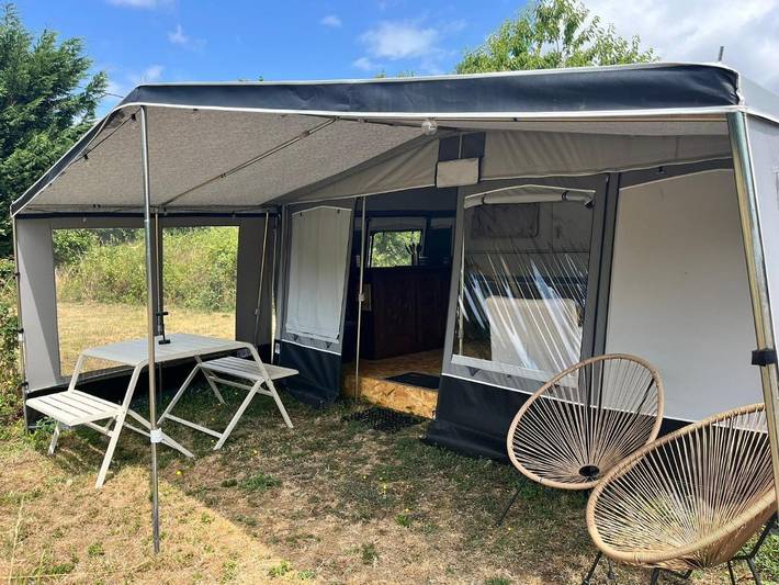 Location de vacances pour 4 personnes, avec piscine ainsi que vue et jardin à Beaulieu-sur-Sonnette - 2