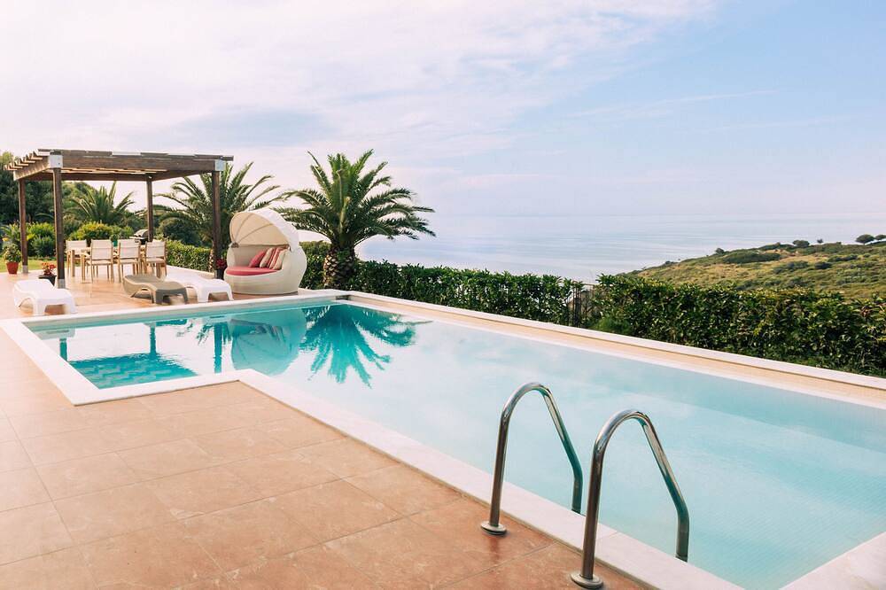 Villa for 10 personer med jacuzzi in Kalyvia, Sporaderne