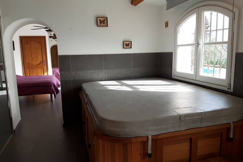 Hermoso apartamento en la planta baja de la villa con piscina infinita. in Tanneron, Region de Draguignan