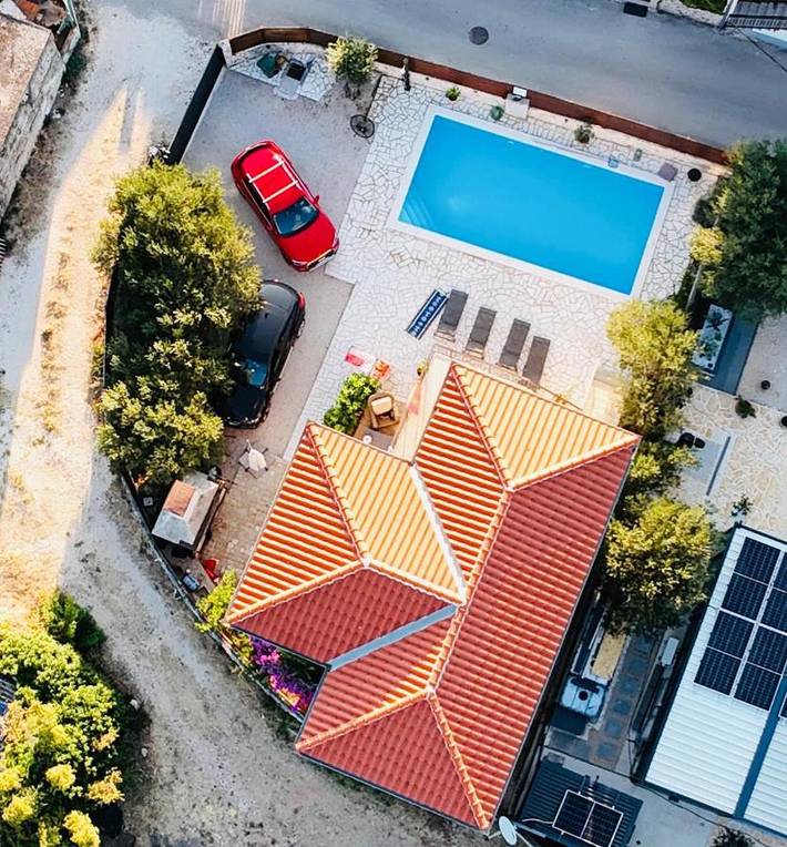 Villa pour 6 personnes, avec piscine ainsi que jardin et vue, animaux acceptés à Drage (Pakoštane)