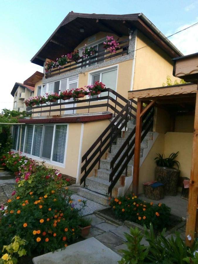 Feriehus for 7 personer, med Terrasse og Hage i Varna