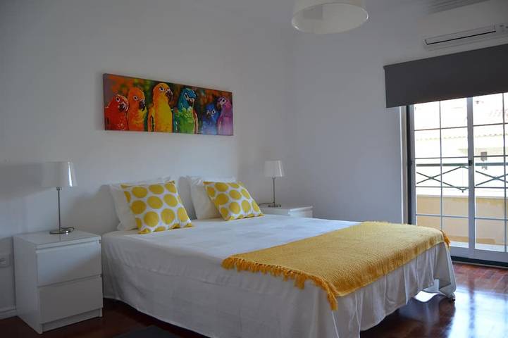 Geheel appartement, Jong en vol licht, Biedt Golf, 3 slaapkamers, 3 badkamers, A / C, maximaal 8 personen in Cascais e Estoril, Costa de Lisboa