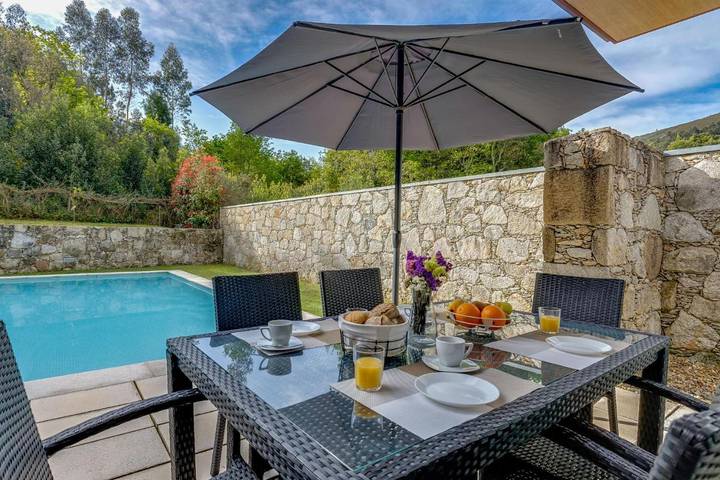 Location de vacances pour 6 personnes, avec piscine ainsi que vue et jardin dans Venade - 2