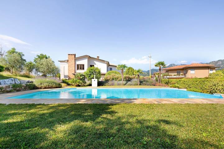 Entire apartment, Holiday Apartment "Jose" with Shared Pool, Terrace & Wi-Fi in Voltino, Tremosine