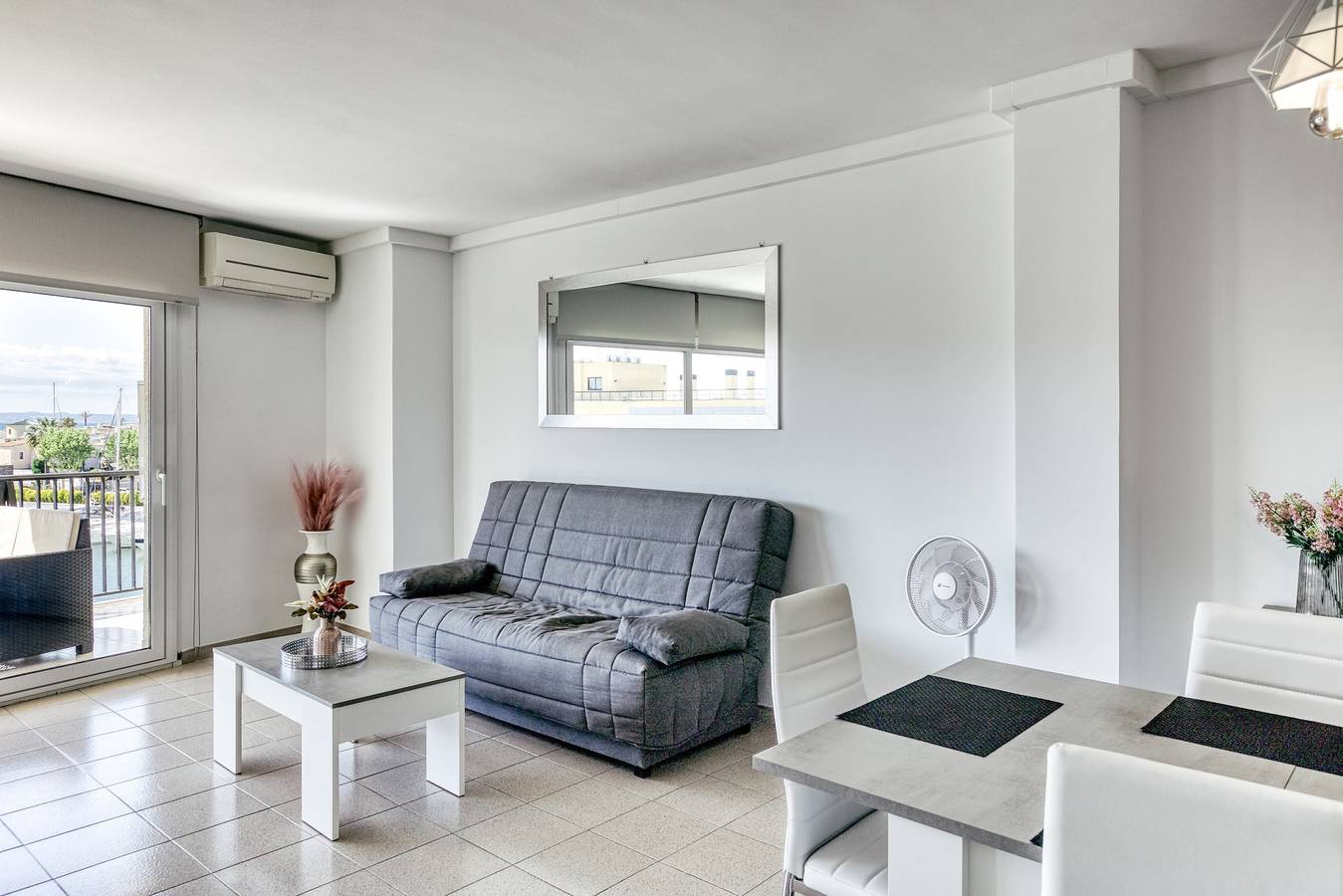 Entire apartment, Apartment with Sea View, Wi-Fi and Air Conditioning in Empuriabrava, Upper Empordà