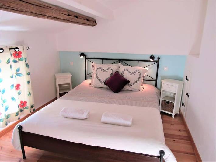 Gîte pour 2 personnes, avec terrasse ainsi que jardin et piscine à Étusson