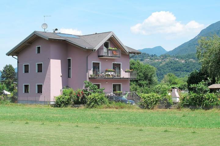 Ferienwohnung für 5 Personen, mit Balkon und Garten in Calceranica al Lago