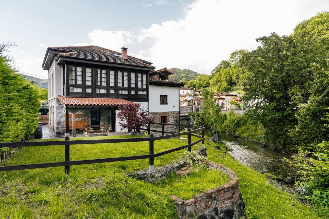 Ferienhaus 'El Reinazu' mit Bergblick, privater Terrasse und Wlan in Sotu Cangues, Cangas de Onís