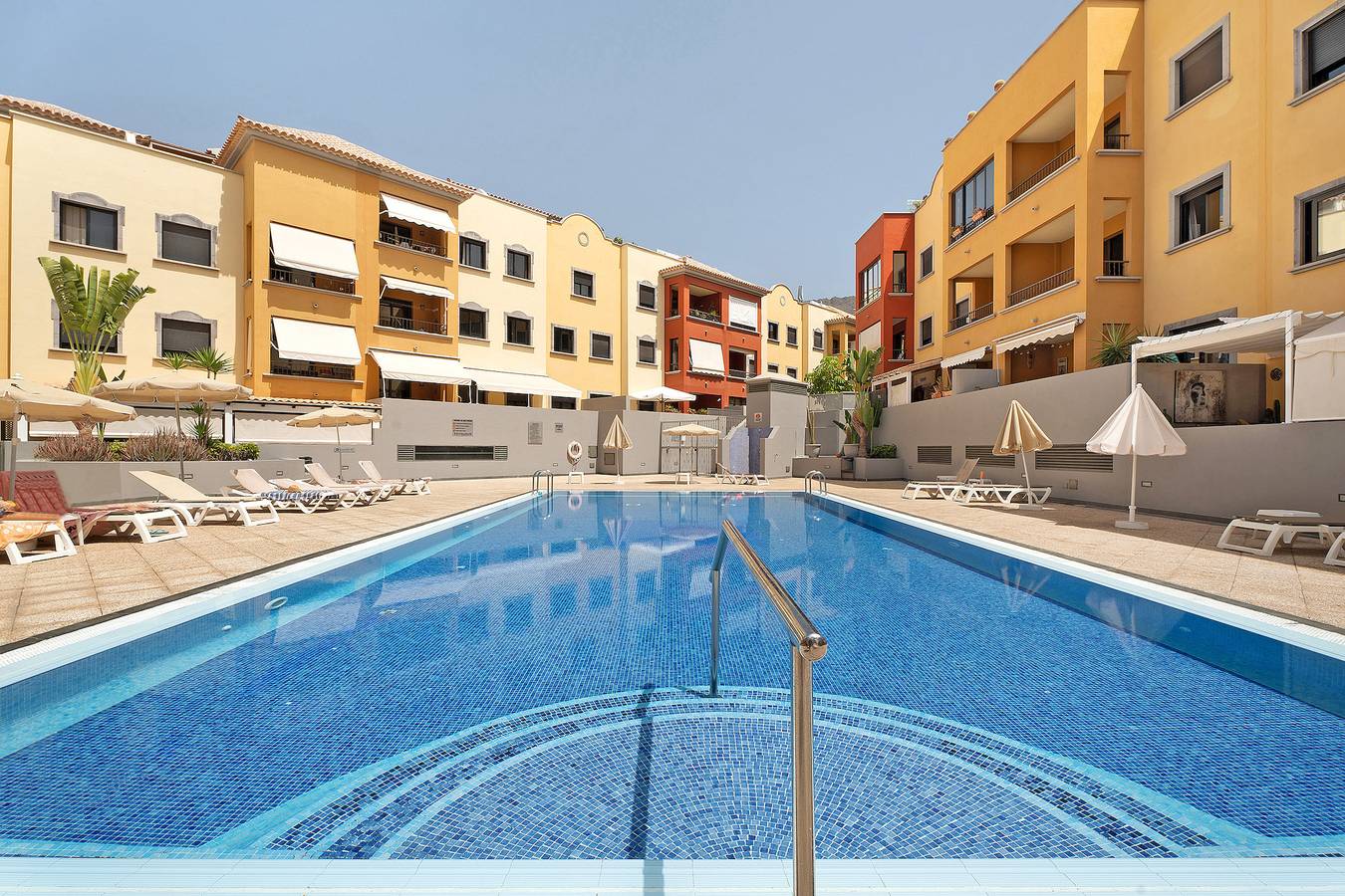 Entire apartment, Vacation Home "Montenerife Adeje" with Shared Pool & Wi-Fi in La Postura, Adeje