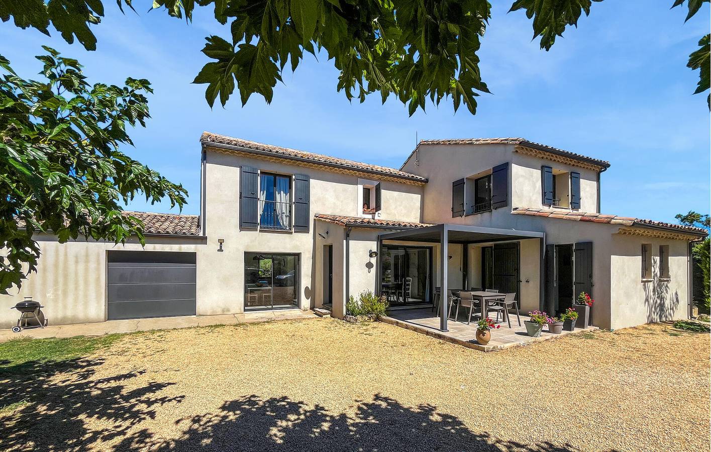 Geräumige, 2000 sqft große Wohnung mit Pool und WLAN in der Nähe des Stadtzentrums von Robion in Robion, Regionaler Naturpark Luberon