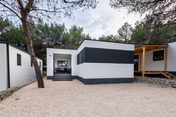 Camping für 6 Personen, mit Garten und Ausblick sowie Pool, mit Haustier in Zadar