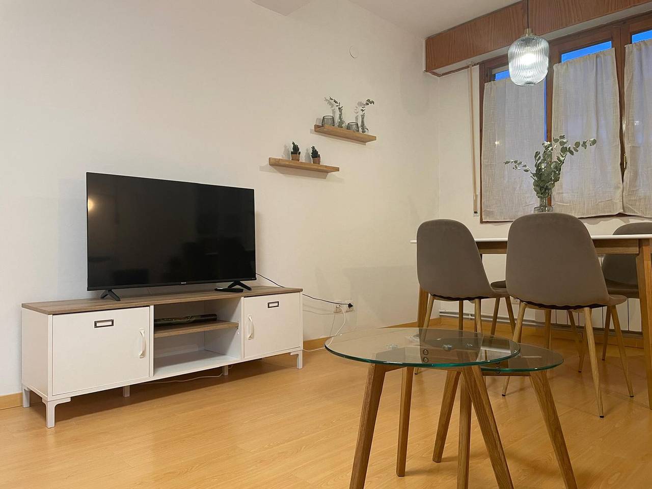 Apartamento entero, Apartamento céntrico en Jaca con piscina, 2 baños, 2 habitaciones y capacidad para 6 personas in Jaca, Pirineos