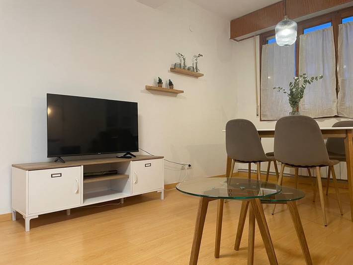 Apartamento entero, Apartamento céntrico en Jaca con piscina, 2 baños, 2 habitaciones y capacidad para 6 personas in Jaca, Pirineo Aragonés