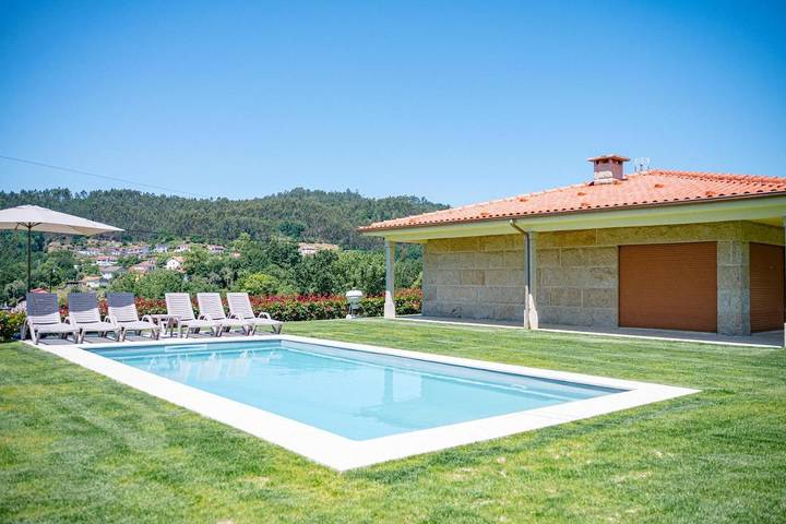 Apartamento para 6 personas, con vistas además de piscina y jardín en Vieira do Minho