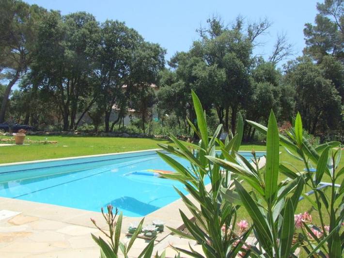 Location de vacances pour 2 personnes, avec vue et terrasse ainsi que piscine et jardin à Saint-Marc-Jaumegarde - 4