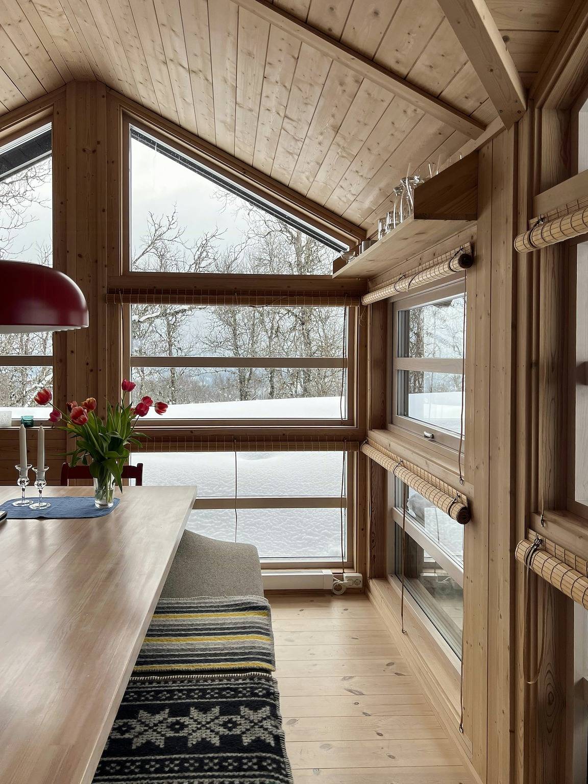 Moderne Ålhytte am Fuße des Reinskarvet in Ål