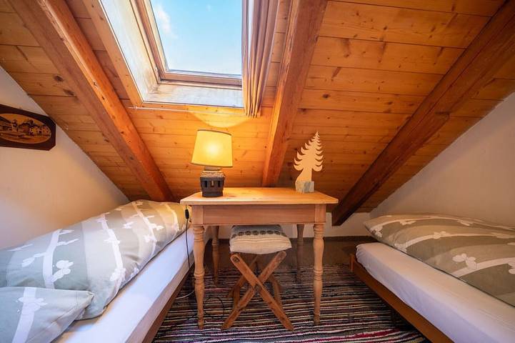 Ganze Wohnung, Chasa Rosa 3: 3.5-Zimmerwohnung im idyllischen und sonnenverwöhnten Bergdorf Vnà in Vnà, Valsot