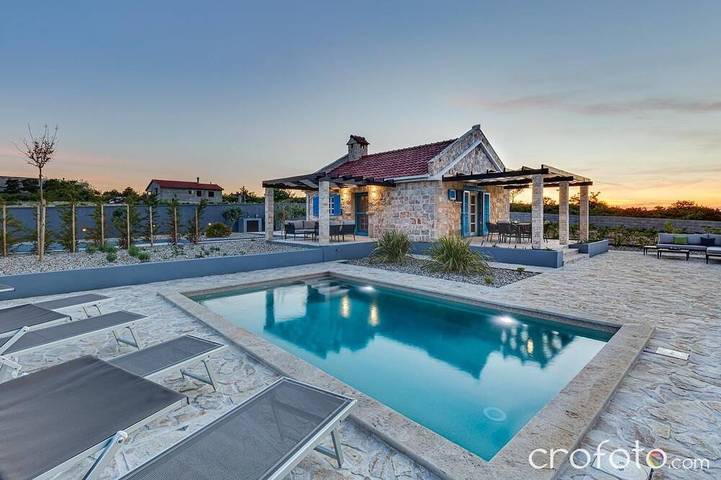 Villa für 5 Personen, mit Garten und Terrasse in Razanac