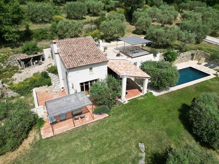 Location de vacances pour 2 personnes, avec Terrasse et Jardin ainsi que Piscine et Vue à Lurs - 2