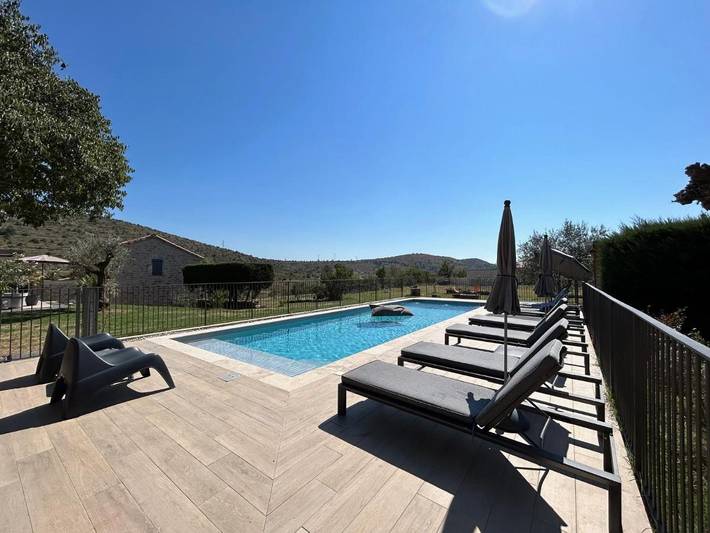 Location de vacances pour 4 personnes, avec piscine ainsi que vue et jardin à Lachapelle-sous-Aubenas