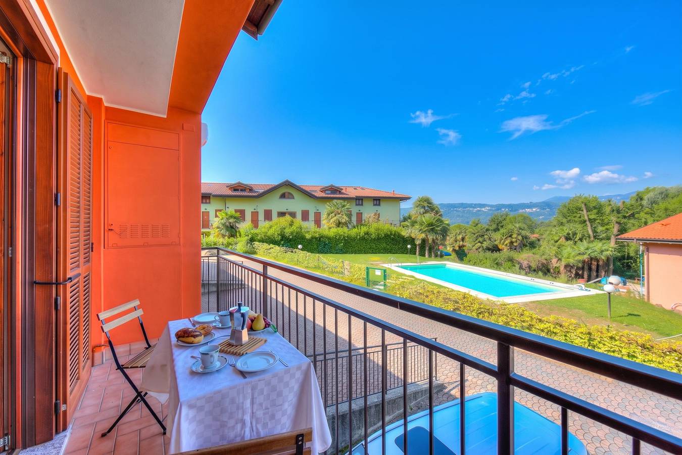 Cottage del Lago: Lake Maggiore Villa with Shared Pool in Ceresolo, Laveno-Mombello