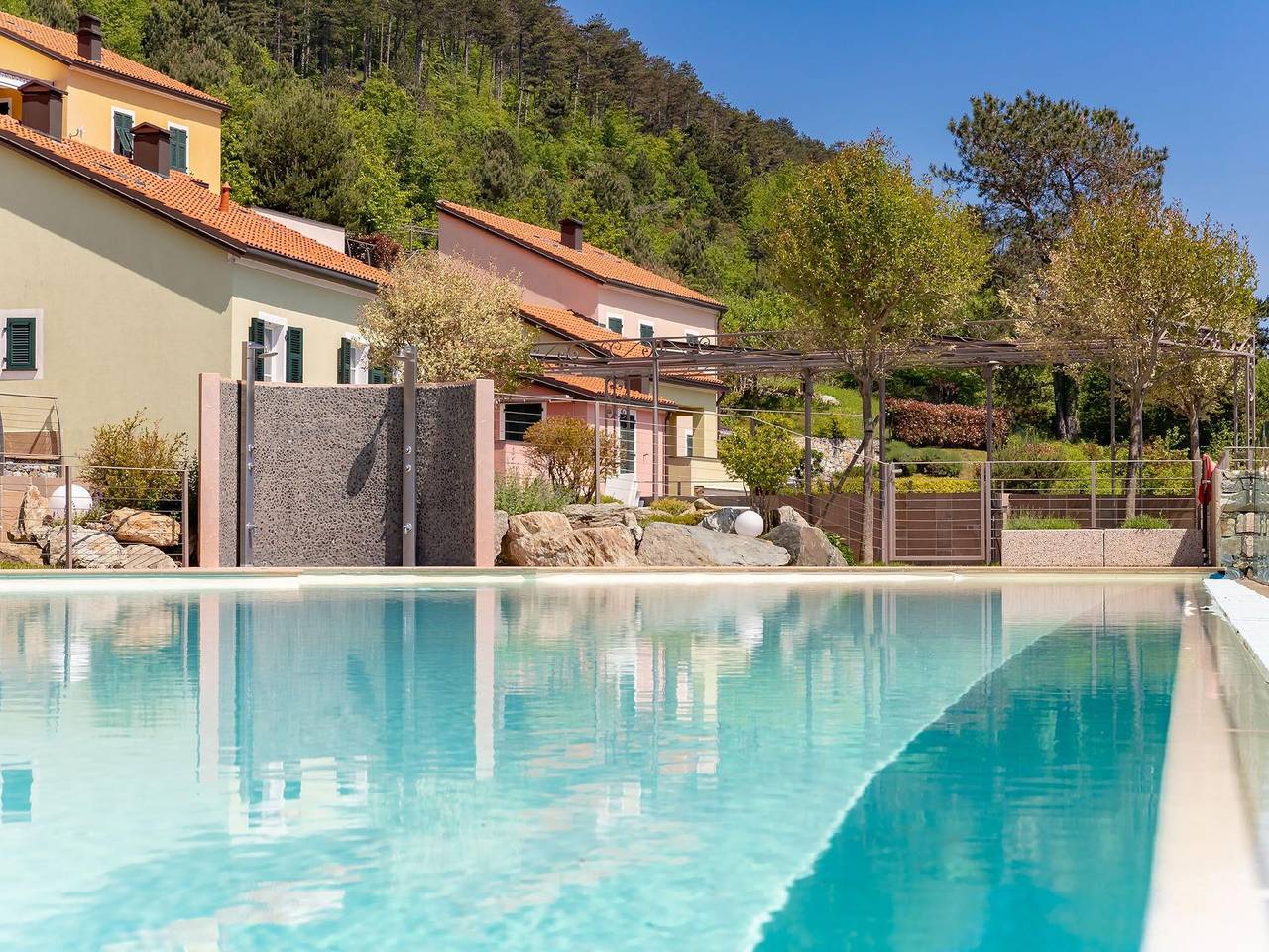 Entire holiday apartment, Holiday apartment Alabatros with infinity pool in Magliolo, Ligurian Alps