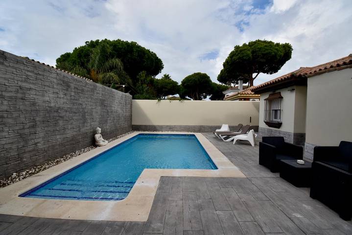 Chalet para 7 personas, con piscina y terraza en La Barrosa