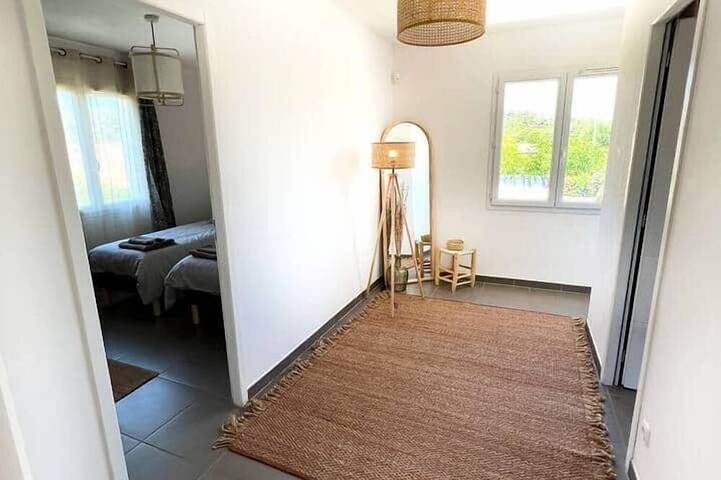 Villa with swimming pool for 12 people near hyères. in La Crau, Mittelmeerküste (Frankreich)