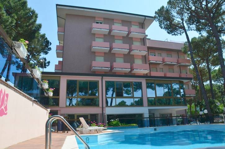 Hotel voor 4 personen, met tuin en zwembad in Cervia