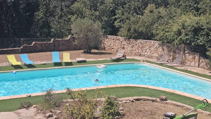 Location de vacances pour 12 personnes, avec vue ainsi que jardin et piscine, animaux acceptés à Tourves - 4
