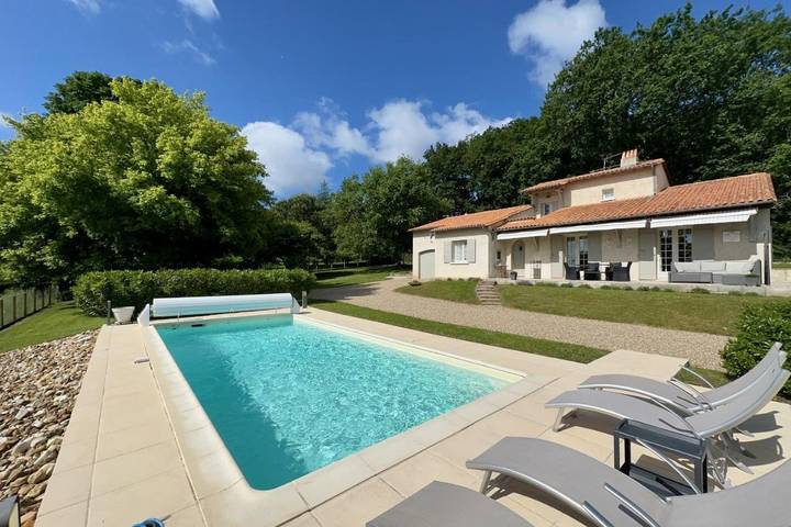 Location de vacances pour 6 personnes, avec Terrasse ainsi que Jardin et Piscine à Douzillac