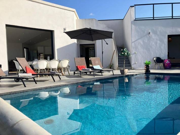 Villa pour 13 personnes, avec terrasse et jardin ainsi que vue et piscine, animaux acceptés - 1