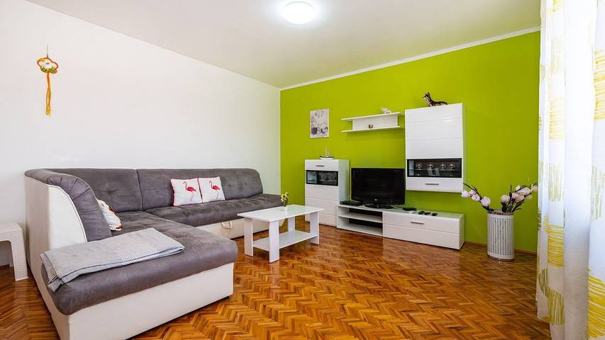 Vacation rental for 14 people, with yard and balcony in Dalmatia