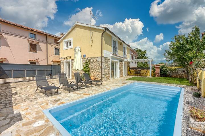 Ferienhaus für 4 Personen, mit Pool und Balkon/Terrasse in Kastelir