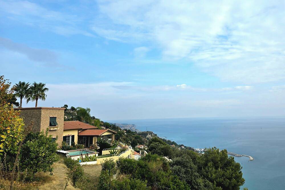 My Sisters - between sky and sea in Ventimiglia, Ligurische Küste