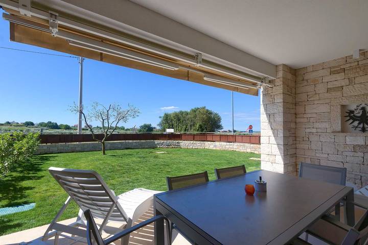 Ferienwohnung für 8 Personen, mit Balkon und Terrasse sowie Garten und Pool in Novigrad