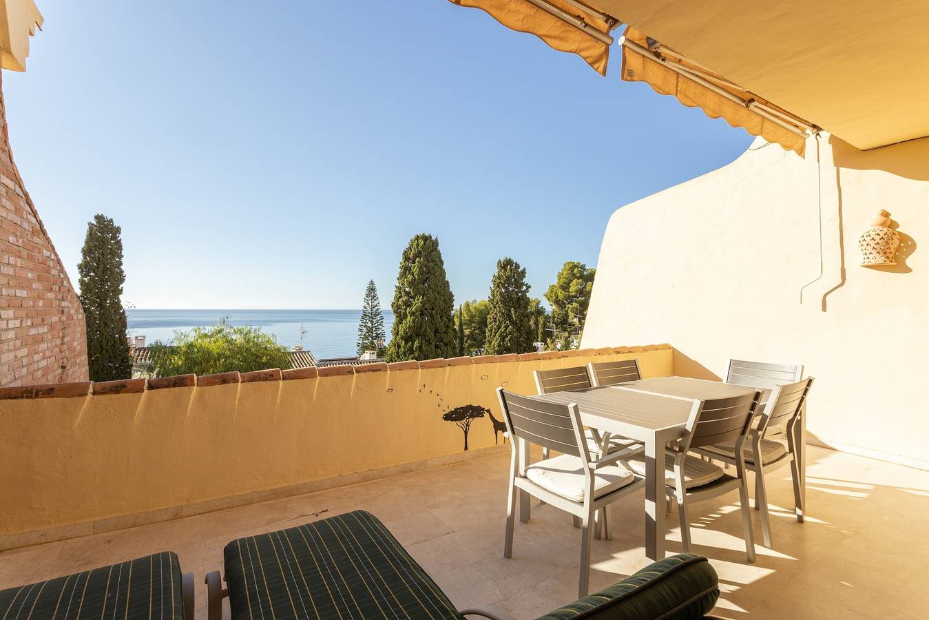 Apartamento entero, Apartamento "Los Girasoles" con vistas al mar, Wi-Fi y terraza in La Herradura, Almuñecar