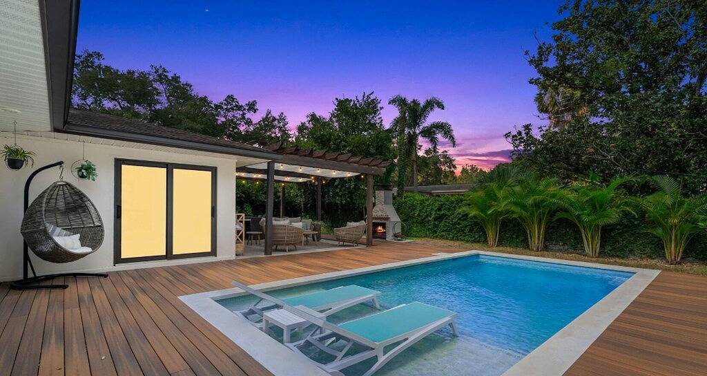 Luxe Executive Home Heated Pool, Outdoor Fireplace,Guesthouse!! in South Tampa, Tampa