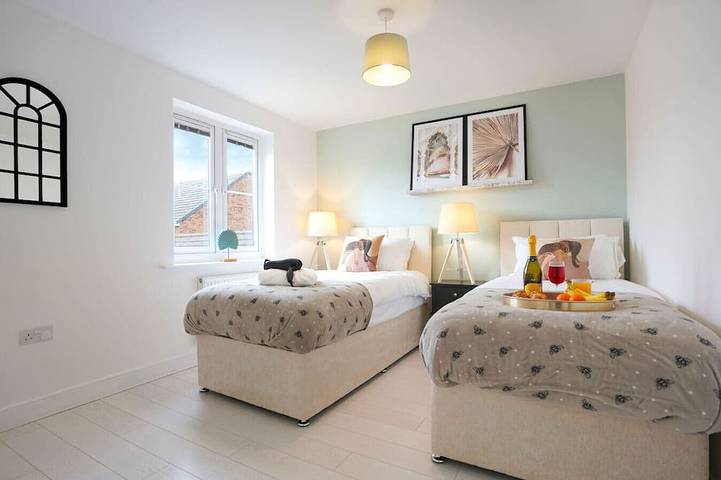 Maison Exquise 7 Chambres 5.5 Salles de Bain avec Parking in Upton (Northamptonshire), Northampton