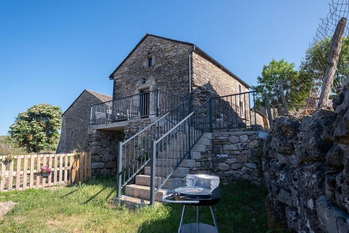 Gîte pour 4 personnes, avec Balcon et Terrasse ainsi que Jardin et Vue dans Chaos de Nîmes-le-Vieux
