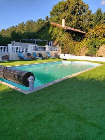Gîte pour 4 personnes, avec jardin ainsi que piscine et vue, adapté aux familles à Chéronnac