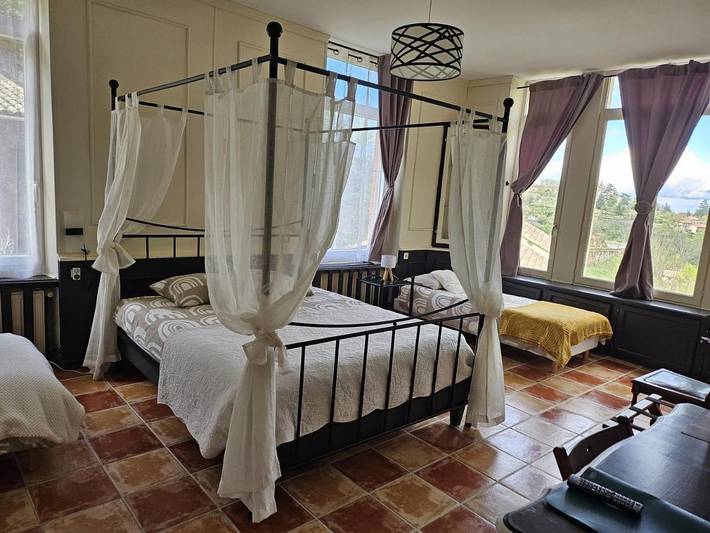 Gîte pour 2 personnes, avec jardin et piscine ainsi que sauna et vue à Pélussin