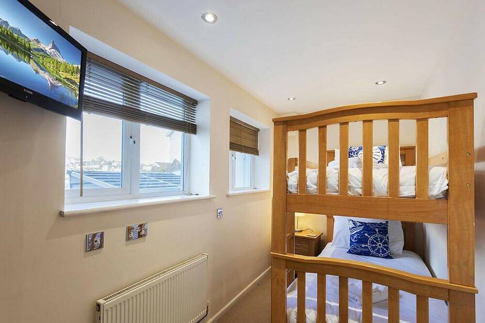 Anzac is a spacious four-bedroom holiday home in Brixham in Brixham, Torbay