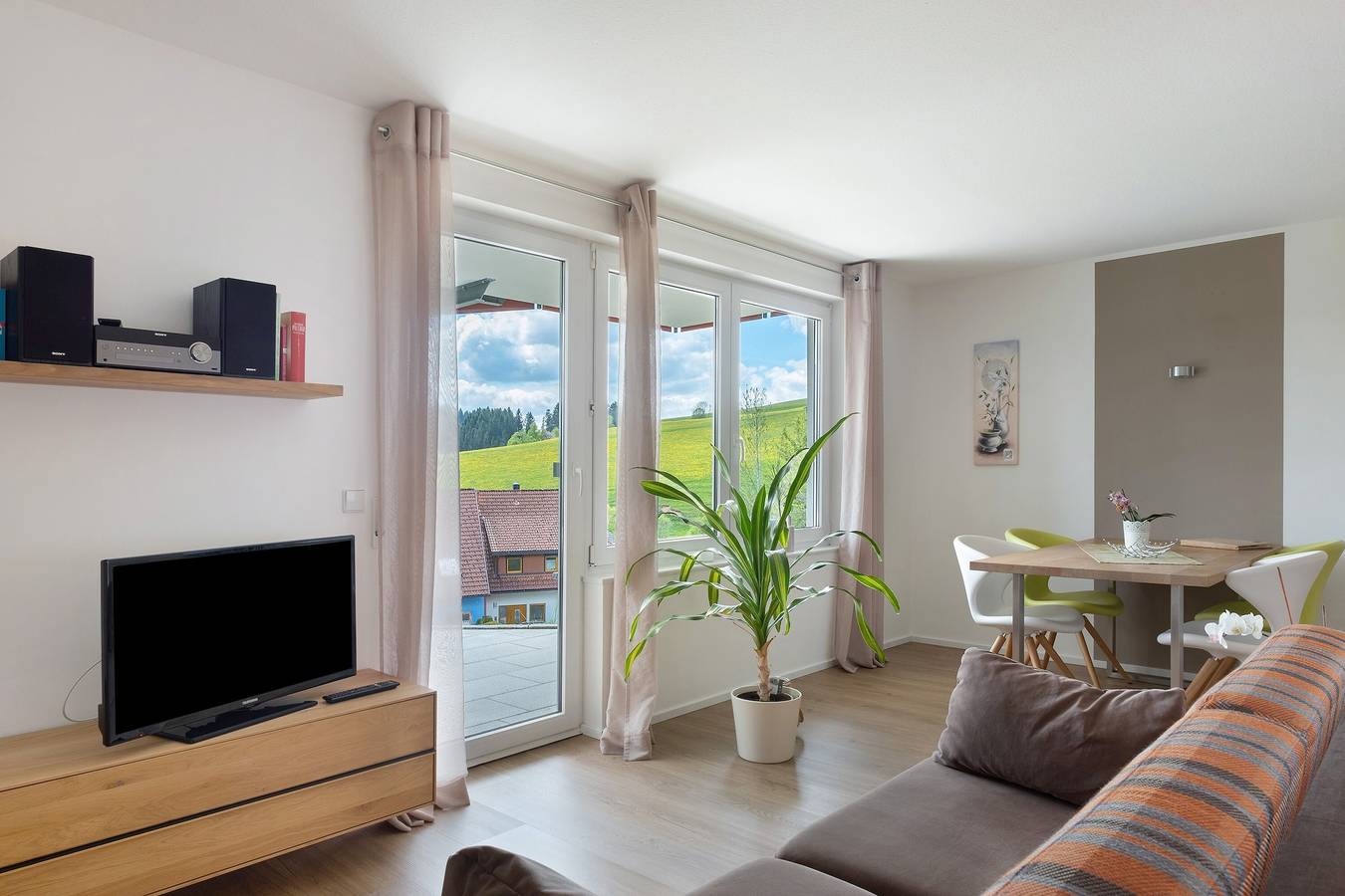 Ganze Wohnung, Ferienwohnung 'Furtwangen' mit Bergblick, privater Terrasse und Wi-Fi in Furtwangen, Südschwarzwald