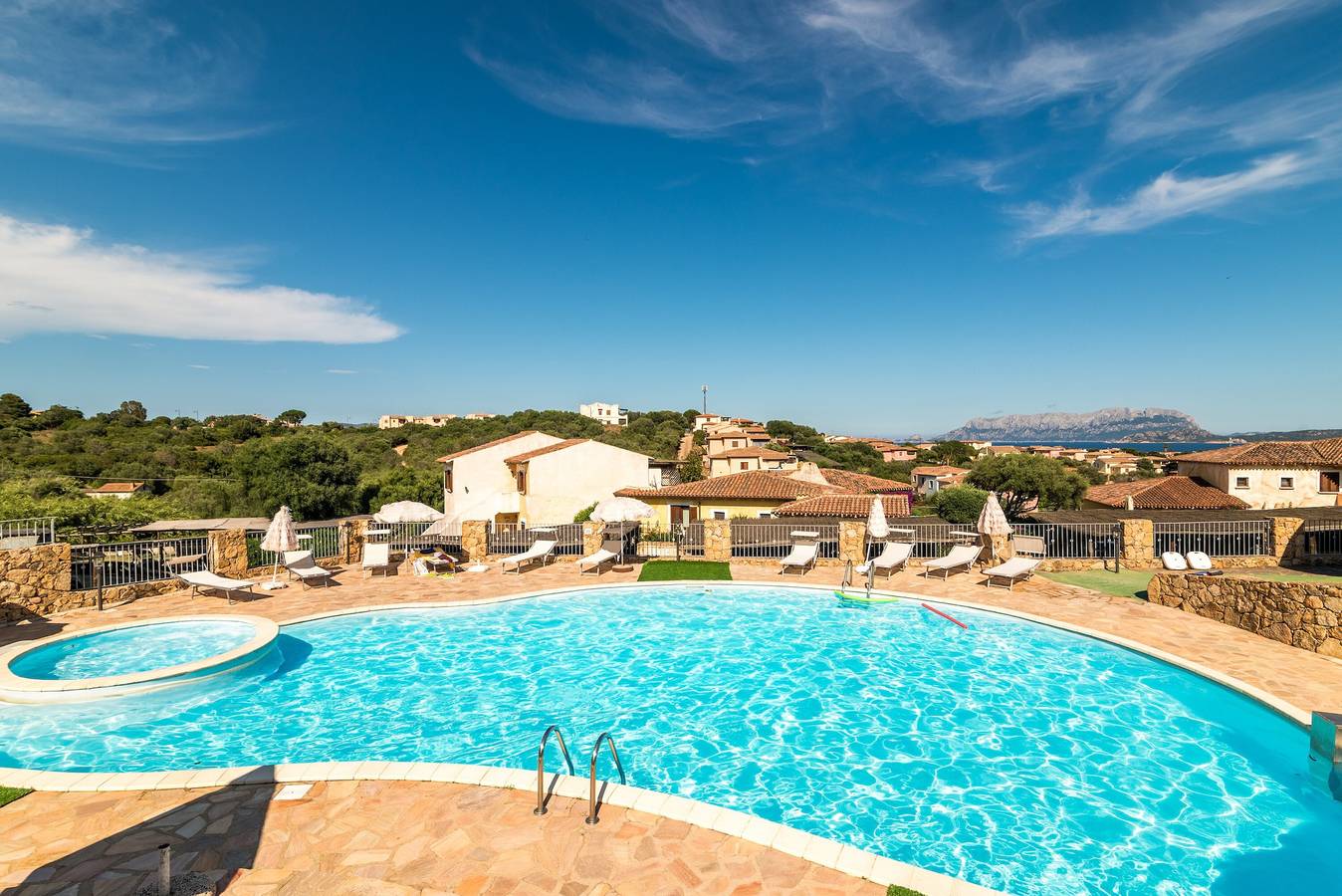 Apartamento entero, Apartamento 'Belvedere 18 - 3 Piscina compartida' con vistas al mar y terraza privada in Moriscu, Pittulongu