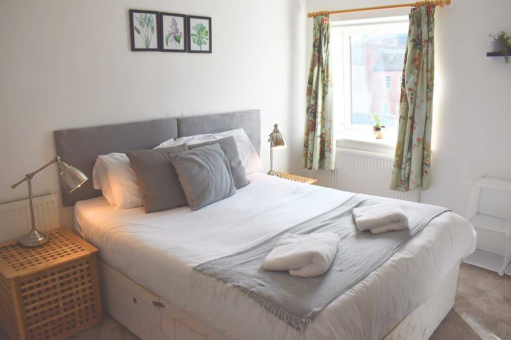 Entire apartment, Peaceful City Centre Top Floor Apartment - Located in the Heart of Chichester, Sleeping 2 People. in Chichester, West Sussex